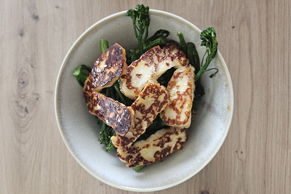 halloumi salade met bimi en honing