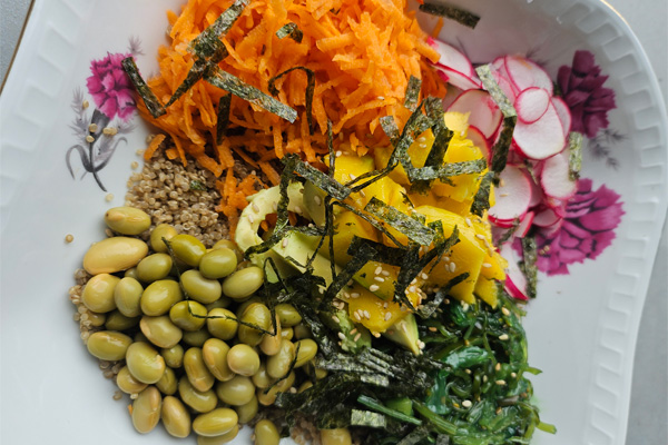 Poké Bowl met quinoa, mango, edamame boontjes en zeewier